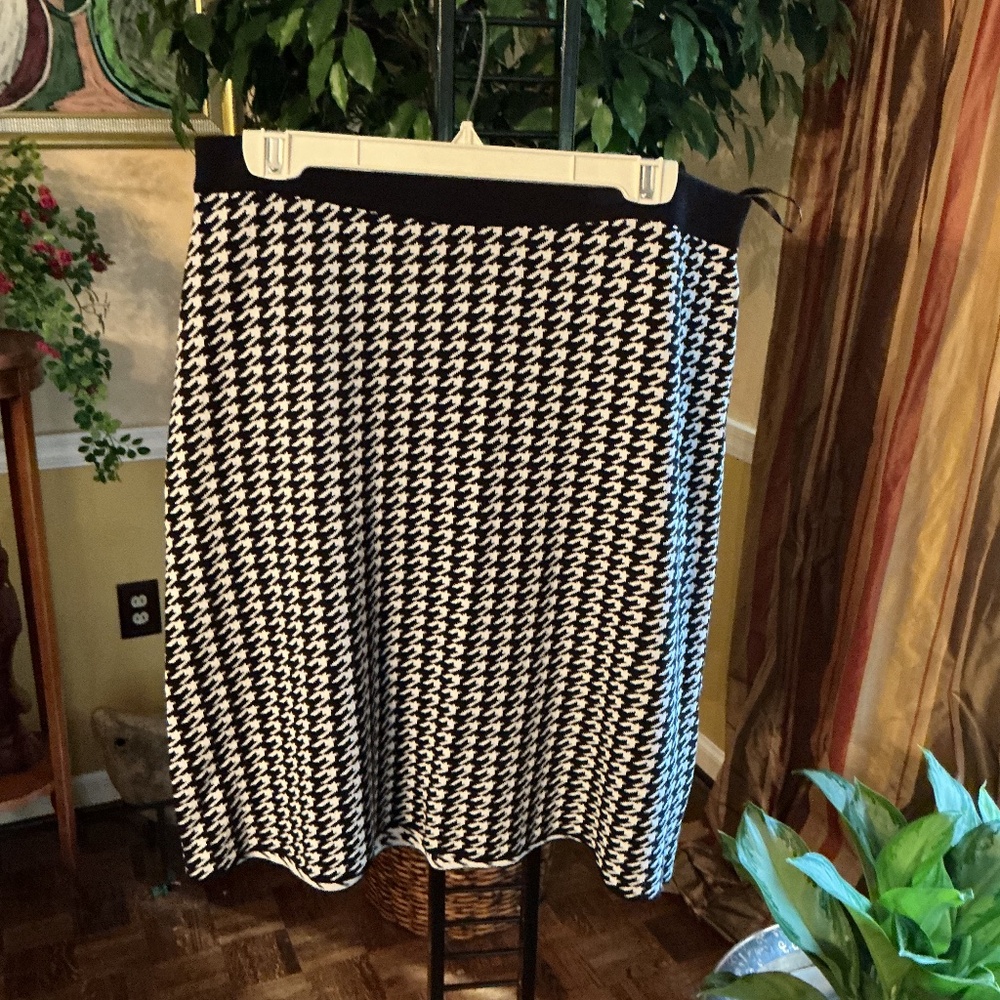 Black and White plaid knit. Skirt by Kasper.